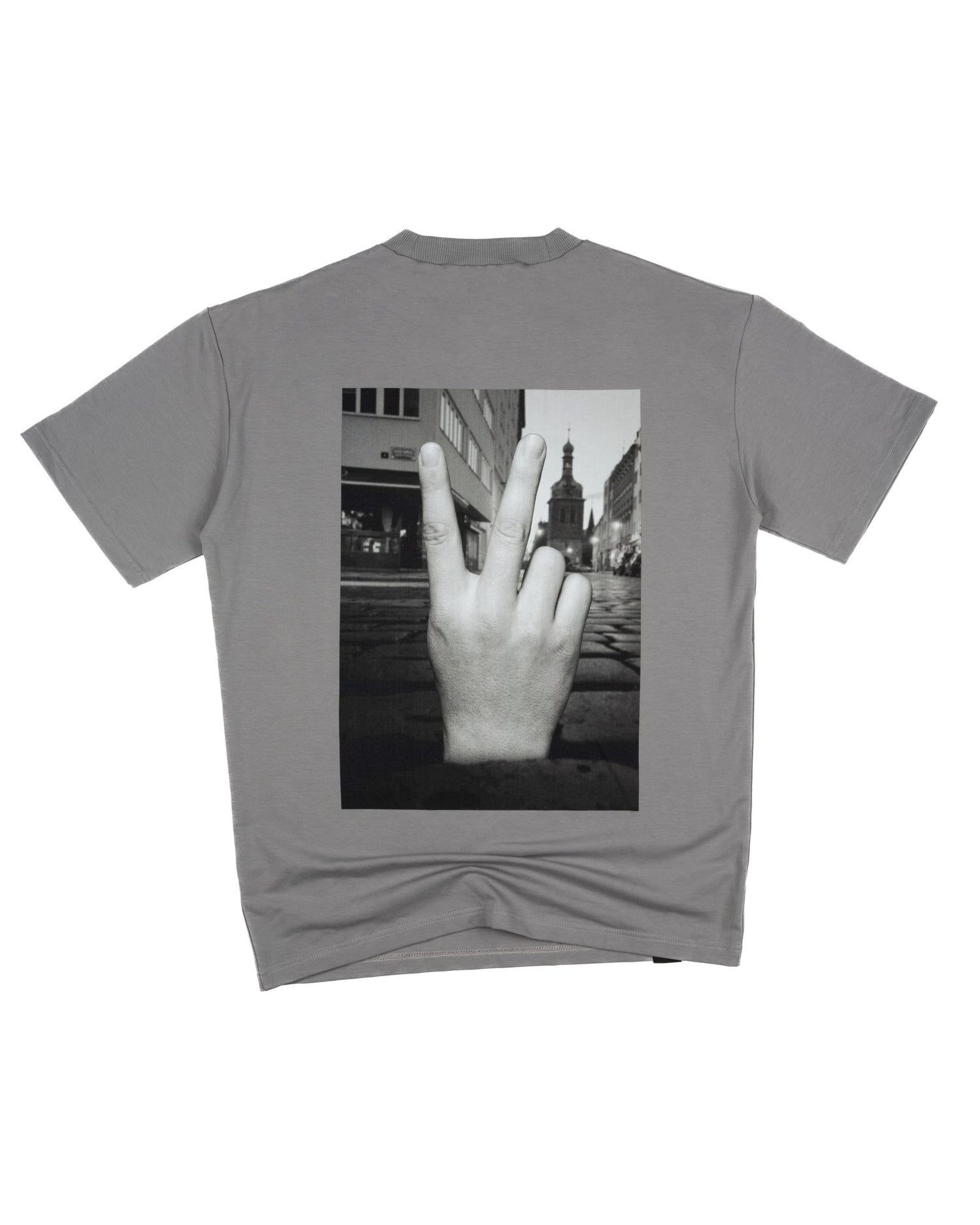 muži_šedá_gesto_1