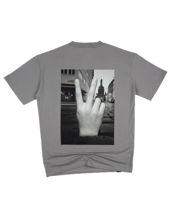 muži_šedá_gesto_1