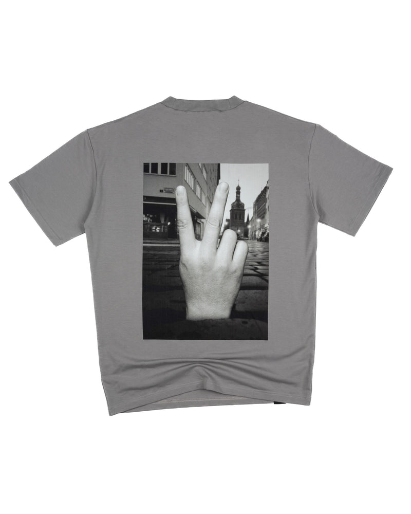 muži_šedá_gesto_1